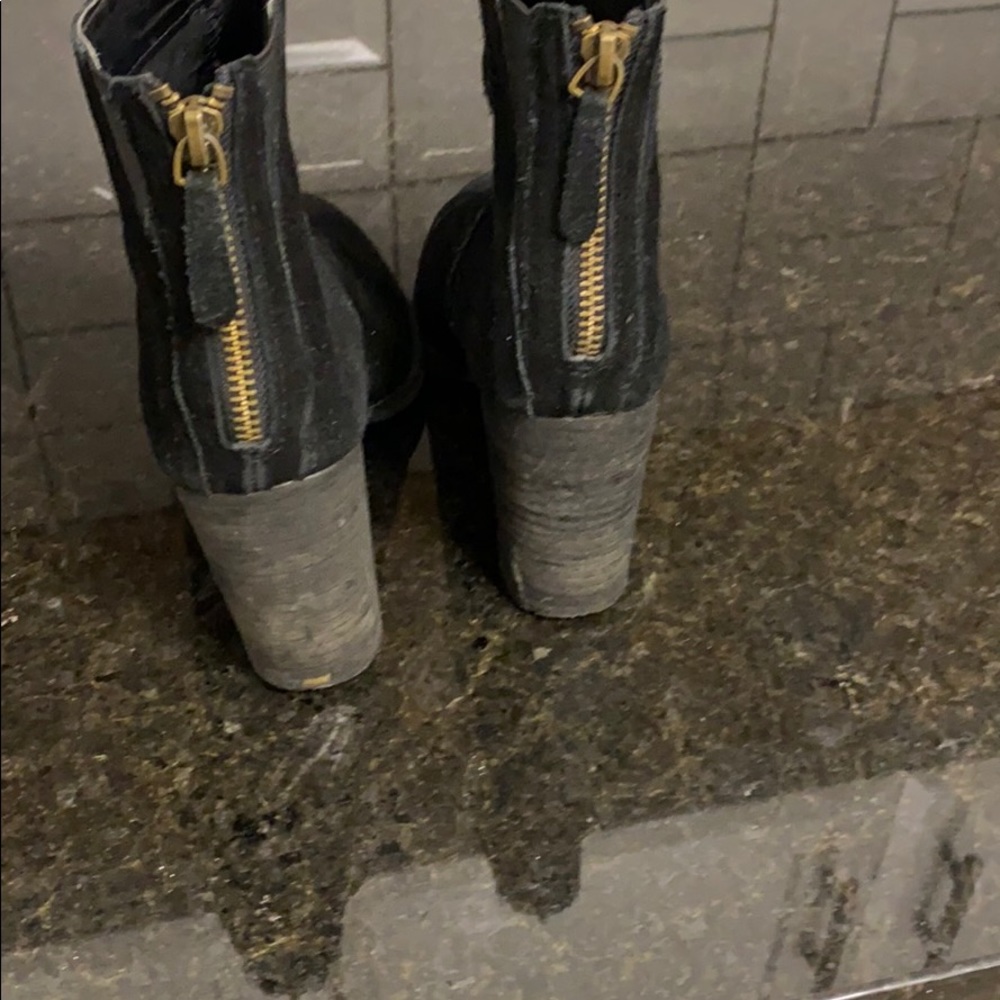 Black urban outfitters suede booties - Picture 3 of 3